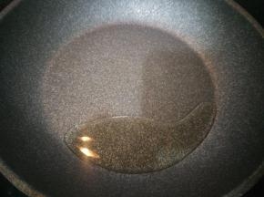 平底锅里放少许橄榄油小火烧热。