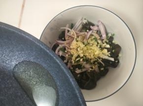把烧热的橄榄油趁热浇在葱蒜末上。