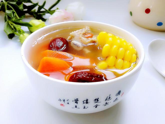 胡萝卜玉米排骨汤#家的味道#