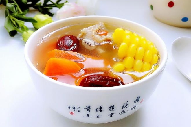 胡萝卜玉米排骨汤#家的味道#