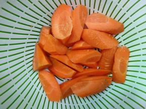 胡萝卜滚刀切小块备用。