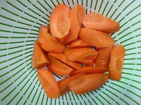 胡萝卜滚刀切小块备用。