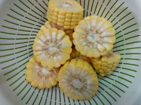 玉米洗净切成小段备用。