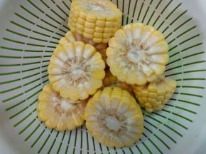 玉米洗净切成小段备用。