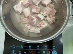 锅里倒入适量清水和洗净排骨，将其煮开，去除血水。