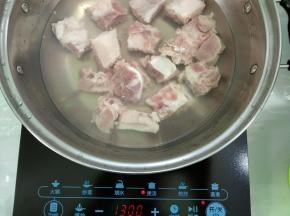 锅里倒入适量清水和洗净排骨，将其煮开，去除血水。