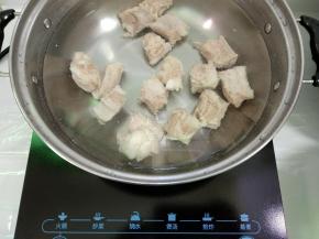排骨洗净加入适量清水将其煮开。