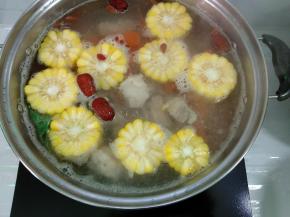 煮开后放入玉米、胡萝卜、枸杞、红枣。