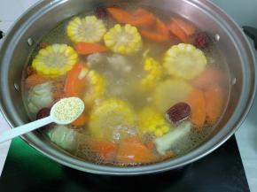 煮至胡萝卜和玉米熟透，加入盐和鸡精再煮3分钟即可。