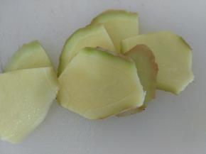 姜切姜片和姜丝备用。