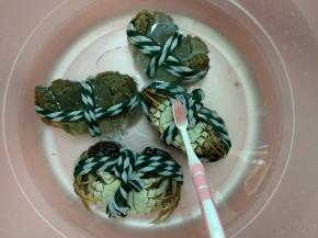 用刷子将大闸蟹表面刷干净，洗净。