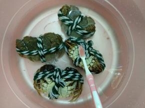 用刷子将大闸蟹表面刷干净，洗净。