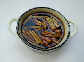 味碟放入姜丝加入陈醋和酱油调成蘸料。