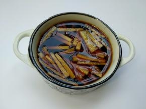 味碟放入姜丝加入陈醋和酱油调成蘸料。