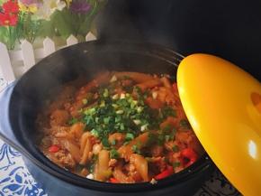 上桌开盖，滋滋声好好听哦，一股淡淡的葱香混合着茄子的香飘入。顿时让人食欲大增。