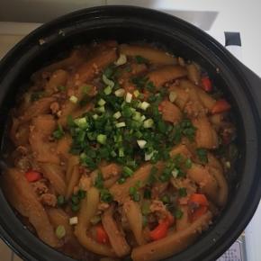 开盖放入葱花，关火，盖上盖子，让砂锅的余热焖会儿。