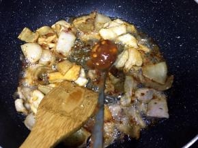 翻炒片刻后加入一勺豆瓣酱