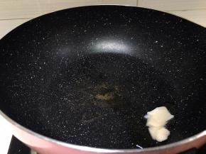 在锅里放一勺猪油，中火化油