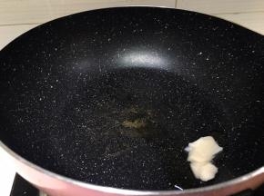 在锅里放一勺猪油，中火化油