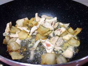 猪肥肉出油后将瘦肉放入翻炒至瘦肉变色