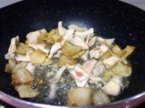 猪肥肉出油后将瘦肉放入翻炒至瘦肉变色