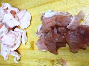 将猪肉肥肉切片，瘦肉切片