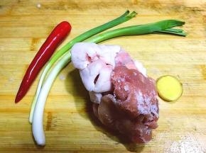 将猪肉，生姜，大蒜苗，红尖椒准备好