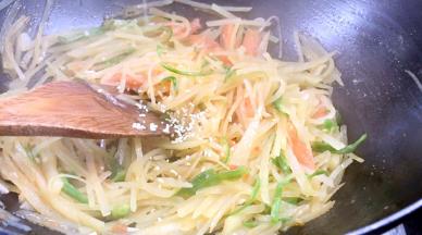 加入鸡精炒匀即可盛出