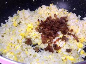 让米饭鸡蛋均匀混合，加入炒过的腊肠