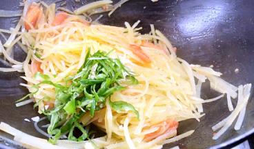 盐和青椒丝，炒匀入味