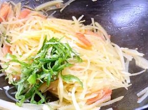 盐和青椒丝，炒匀入味