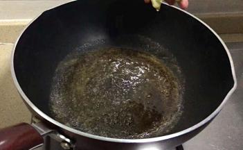 生抽、白糖，挤入一块柠檬的汁，略微起泡