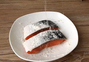 拍上一层薄薄的干面粉