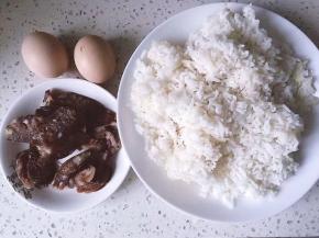 将米饭，鸡蛋，腊肠准备好