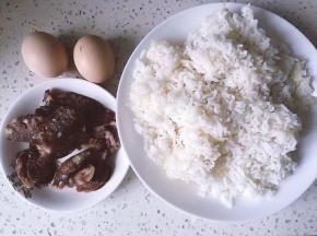 将米饭，鸡蛋，腊肠准备好