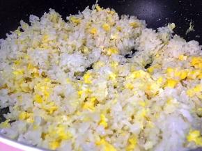 加入炒好的米饭入锅，快速翻炒