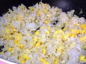 加入炒好的米饭入锅，快速翻炒