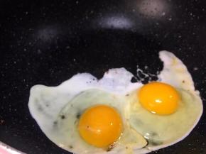 将鸡蛋打散入锅