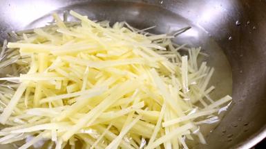 锅烧开水，放入土豆丝汆烫至断生