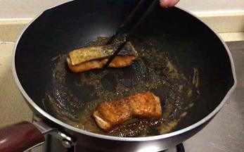 将三文鱼回锅，裹匀黄油汁，小火略焖，出锅