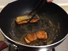 将三文鱼回锅，裹匀黄油汁，小火略焖，出锅