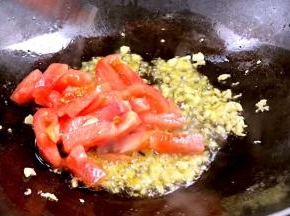 加入番茄丁