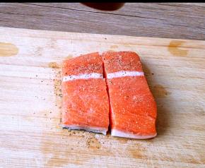 黑胡椒碎，腌制十分钟