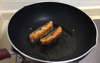 三文鱼煎至表面金黄出锅