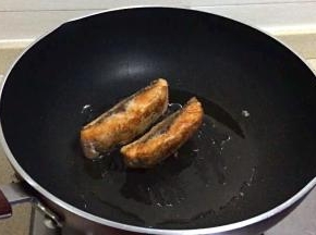 三文鱼煎至表面金黄出锅