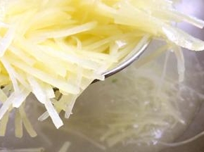 捞出沥水备用