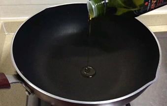 锅中加入橄榄油
