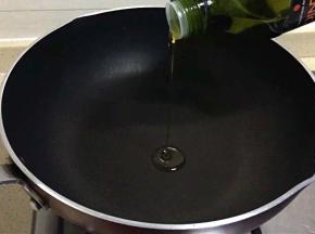 锅中加入橄榄油