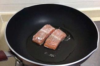 三文鱼鱼皮朝下煎制