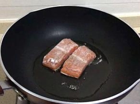 三文鱼鱼皮朝下煎制